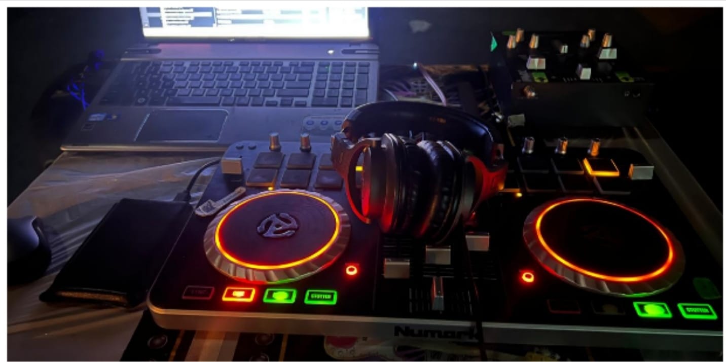 Controlador y audífonos de DJ iluminados durante un evento