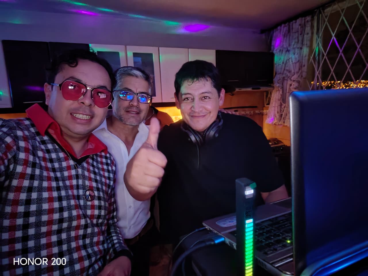 El DJ en la cabina junto a dos invitados celebrando