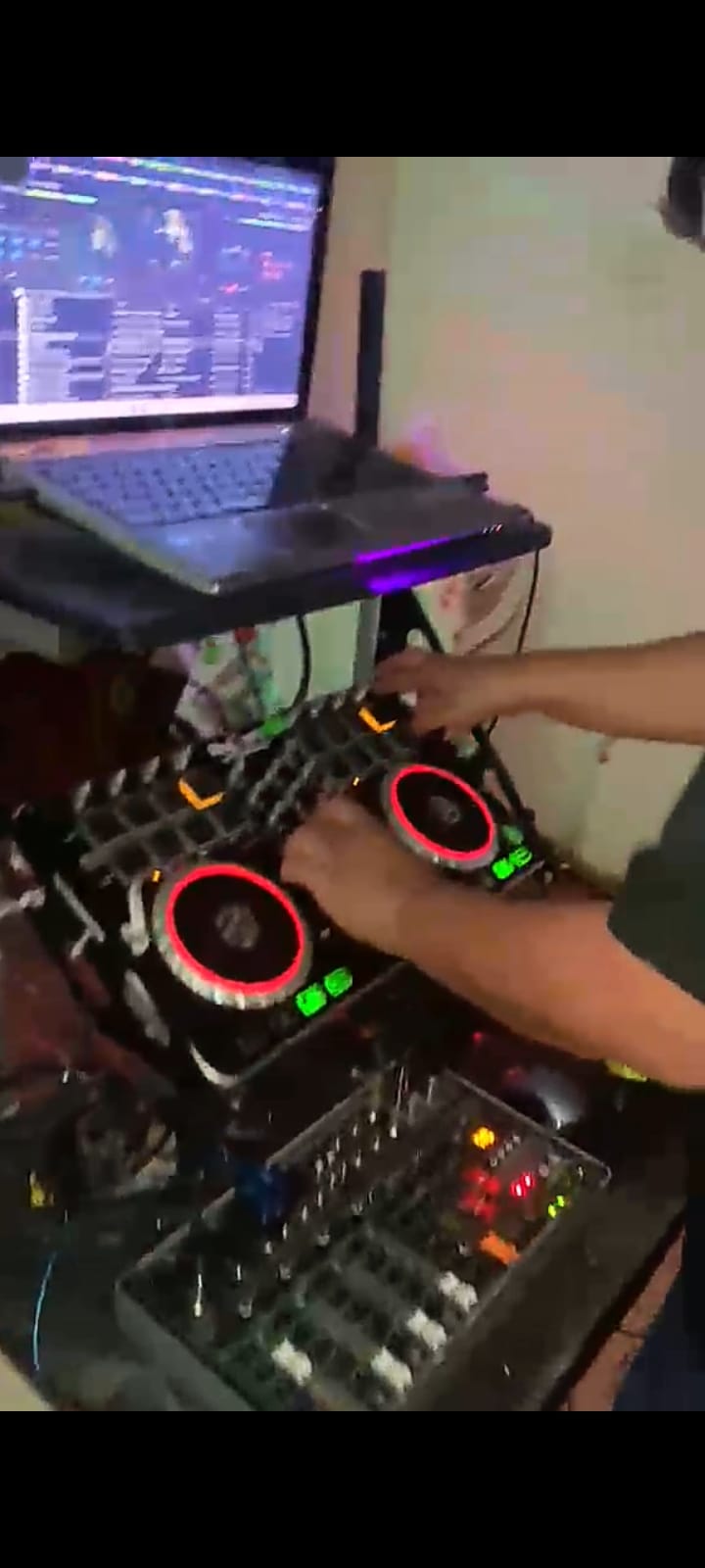 Manos del DJ mezclando en el controlador durante la fiesta