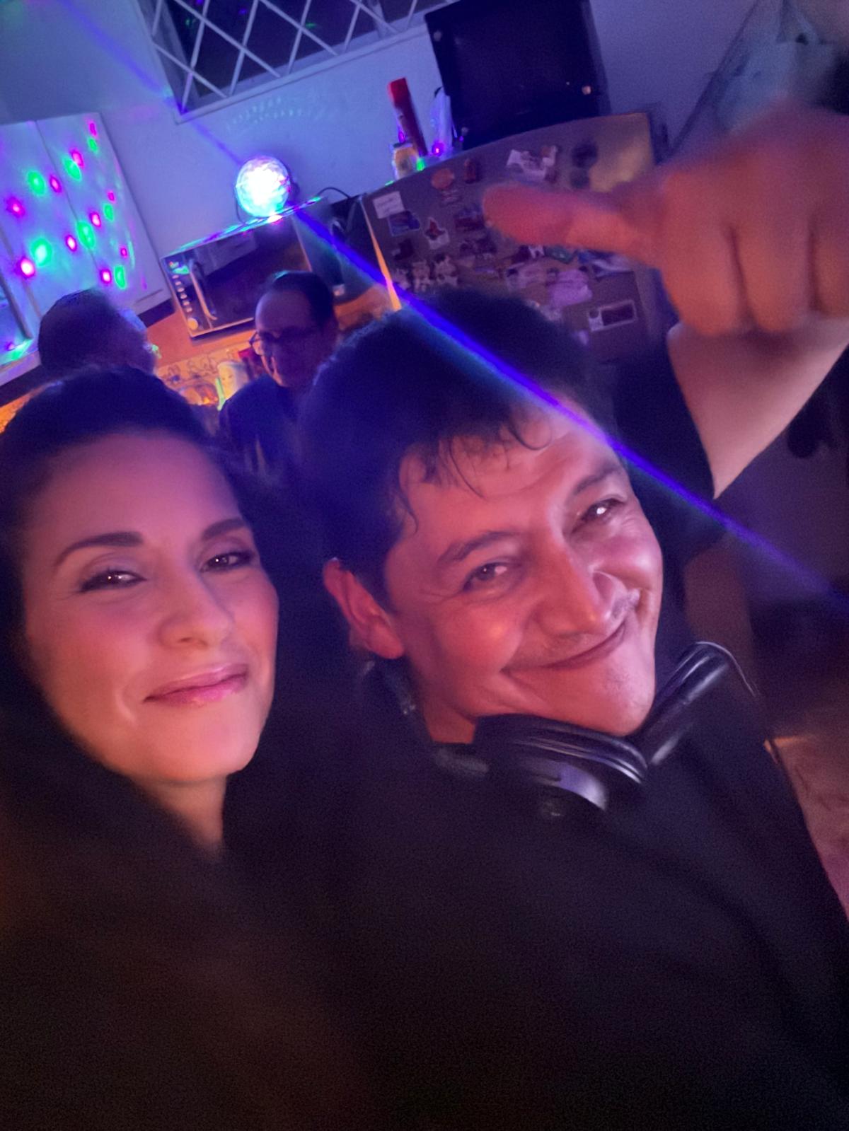 Selfie del DJ con una invitada durante la fiesta
