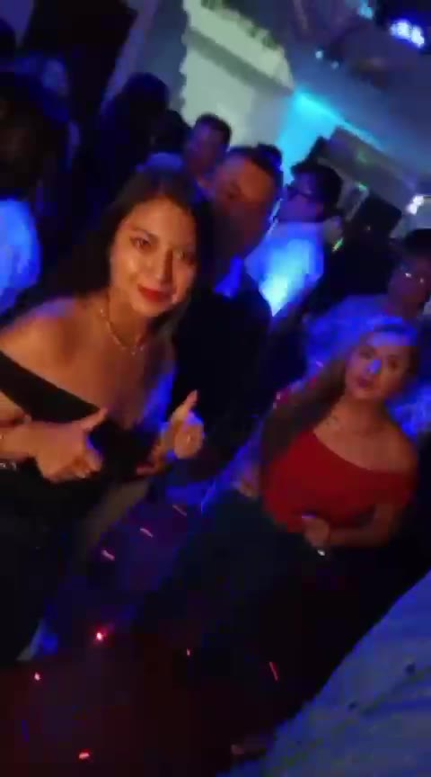 Invitados bailando en la pista durante una fiesta